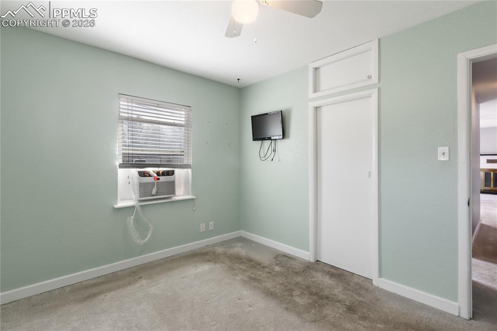 Image 23 of 36: Bedroom