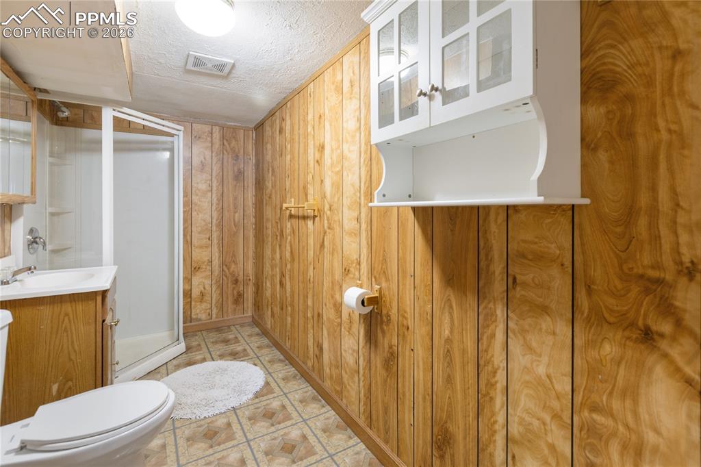 Image 26 of 36: Bathroom