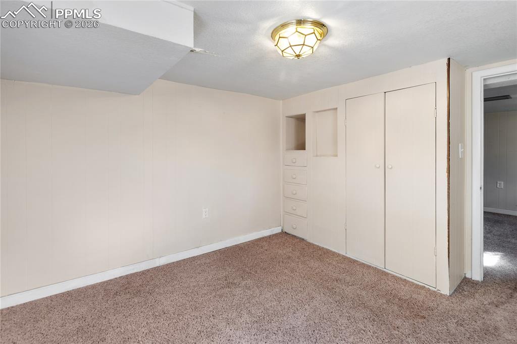 Image 31 of 36: Bedroom