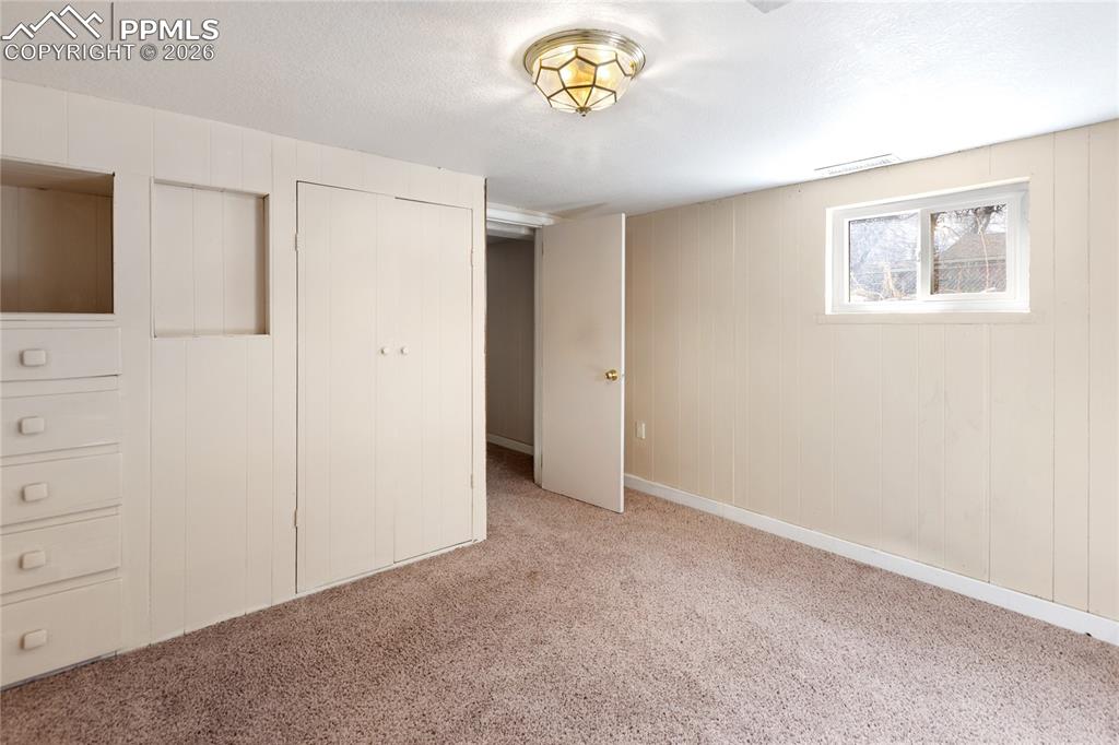 Image 32 of 36: Bedroom