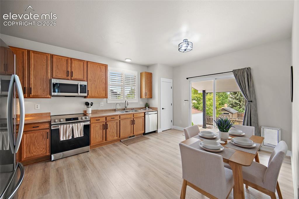 Image 11 of 47: Kitchen