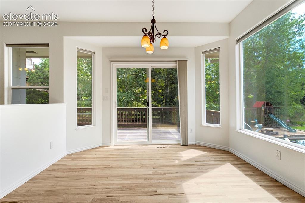 Image 13 of 50: Dining Area