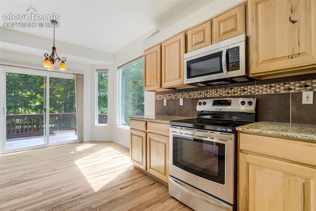 Image 14 of 50: Kitchen
