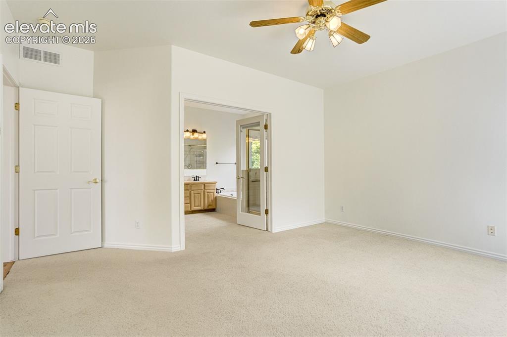Image 19 of 50: Bedroom