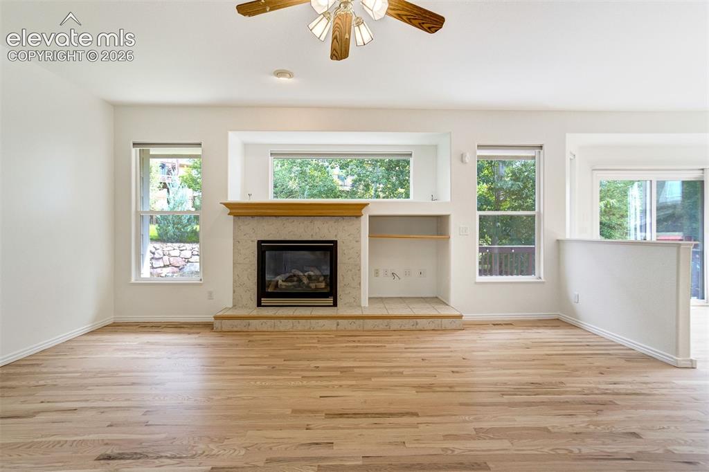 Image 8 of 50: Living Room