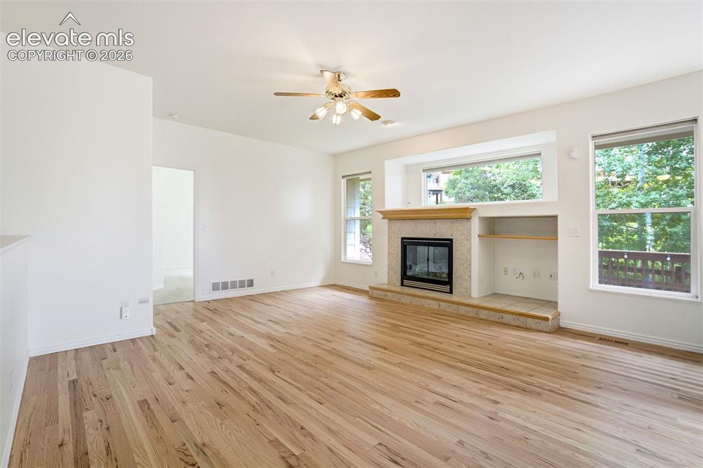 Image 9 of 50: Living Room