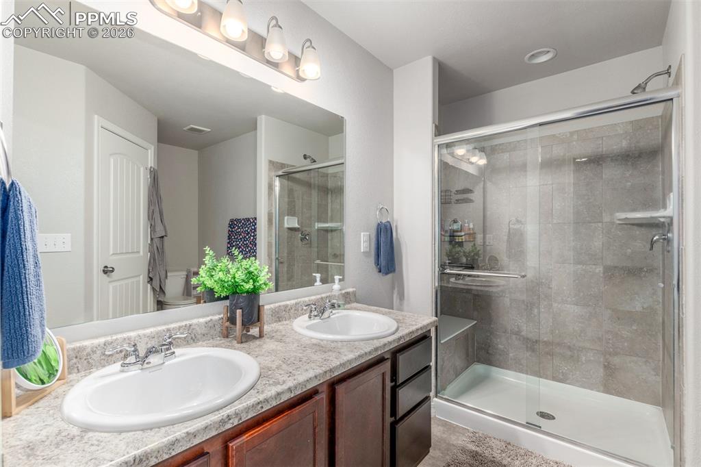 Image 24 of 35: Bathroom