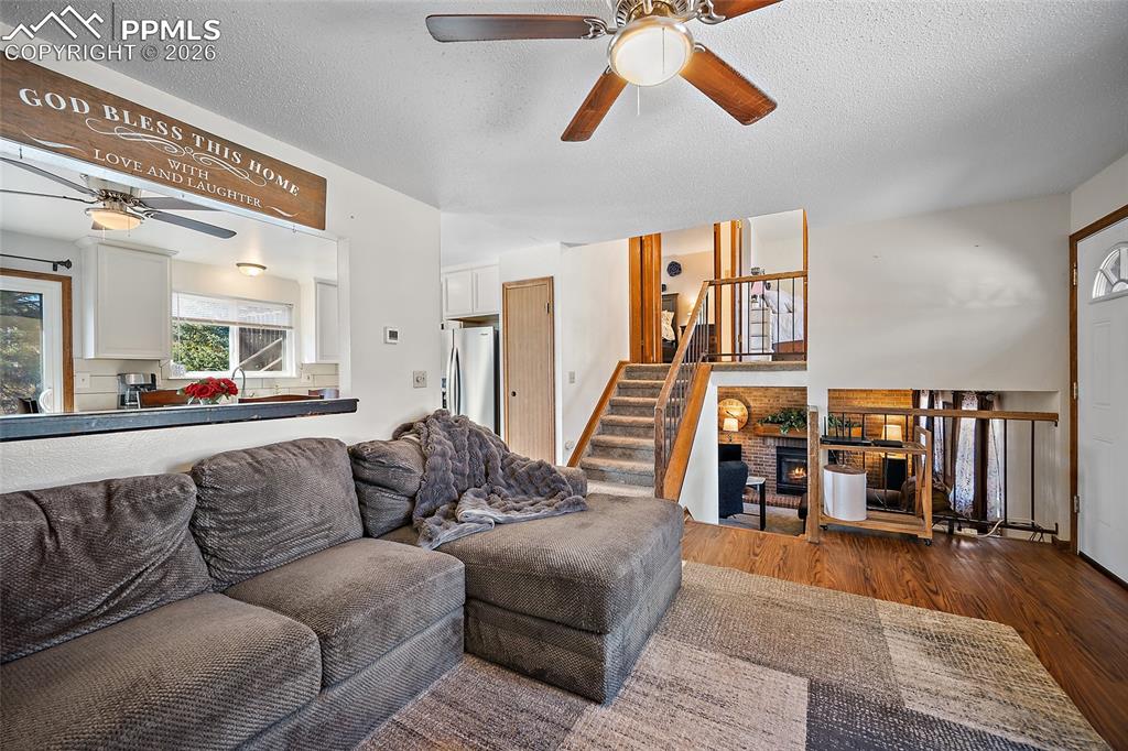 Image 19 of 37: Living Room