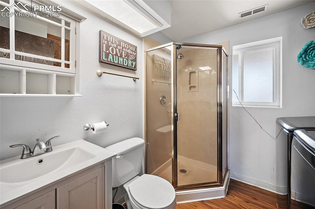 Image 26 of 37: Bathroom