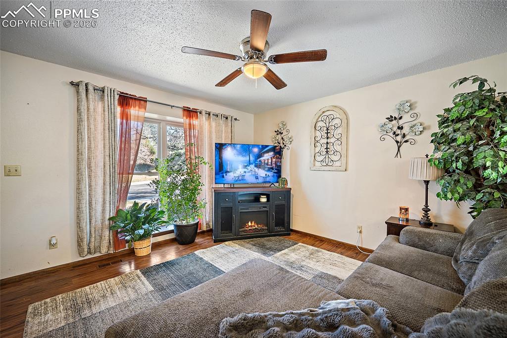 Image 5 of 37: Living Room