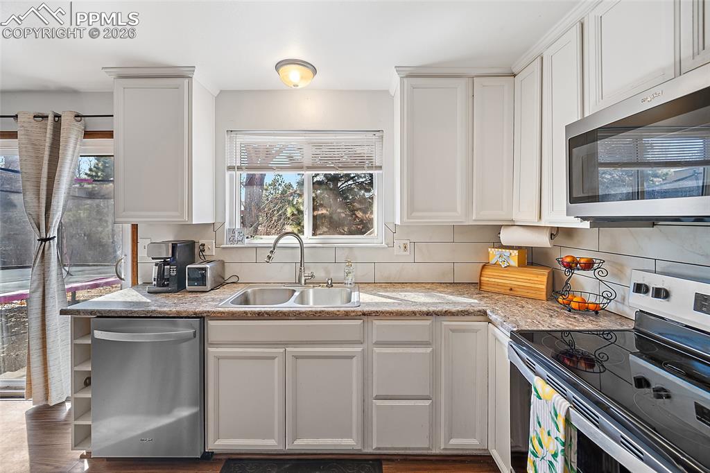 Image 7 of 37: Kitchen