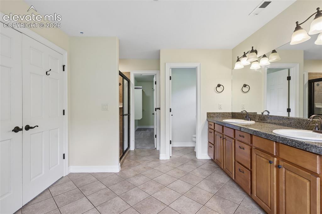 Image 19 of 49: Bathroom