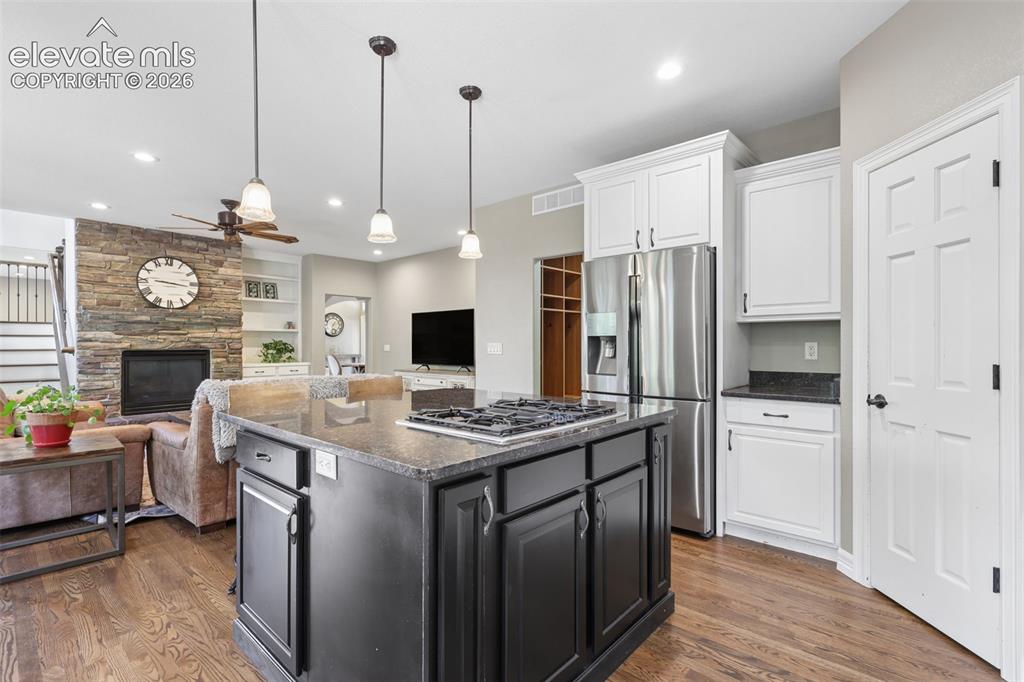 Image 7 of 49: Kitchen
