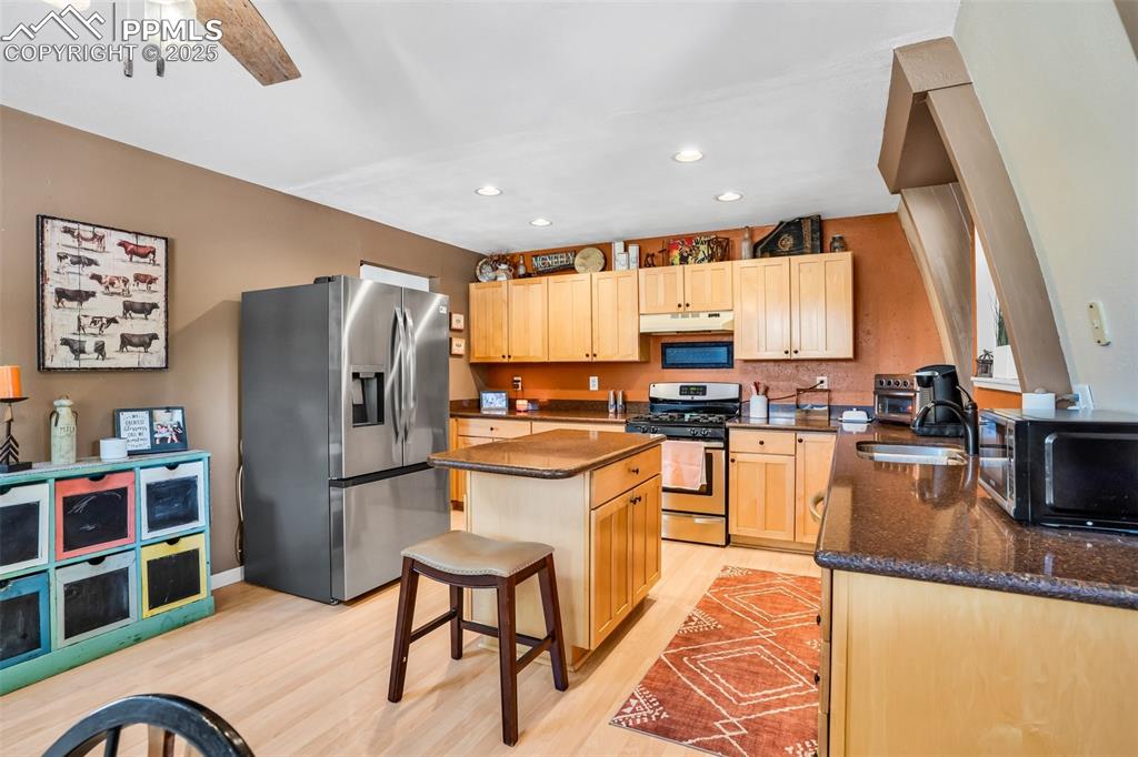 Image 10 of 50: Kitchen