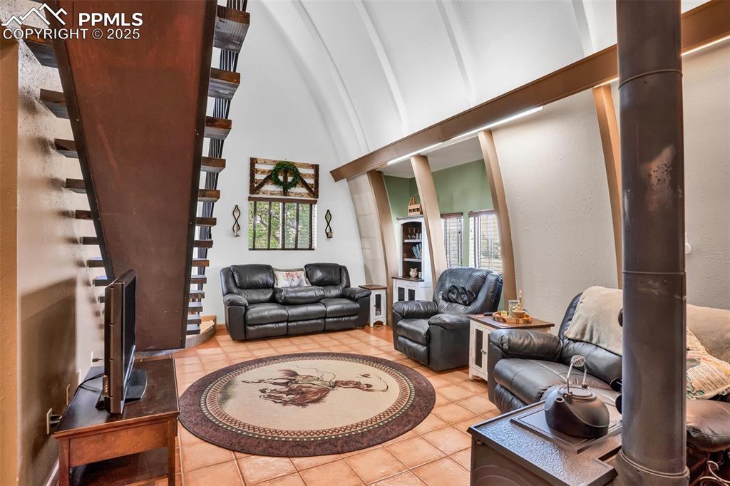 Image 8 of 50: Living Room