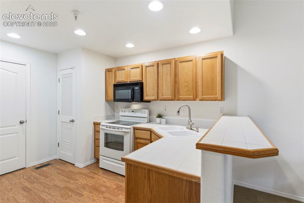 Image 10 of 28: Kitchen