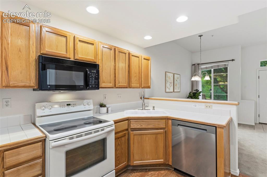 Image 11 of 28: Kitchen