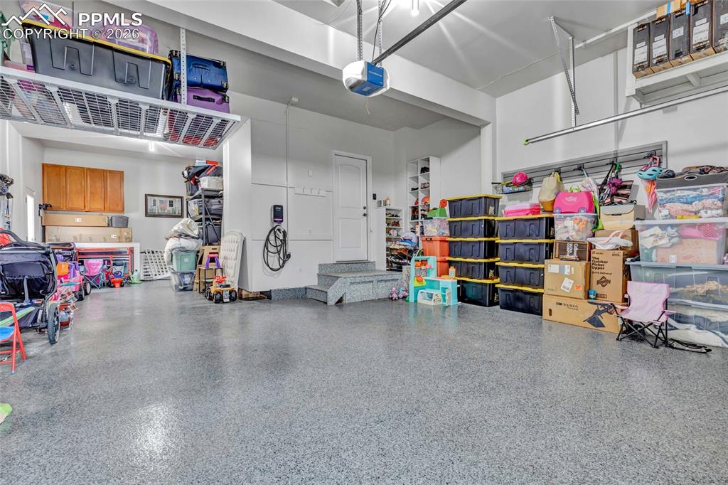 Image 35 of 48: Garage