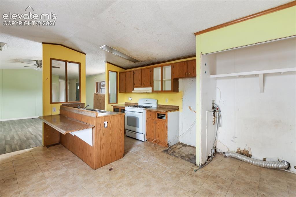 Image 15 of 43: Kitchen