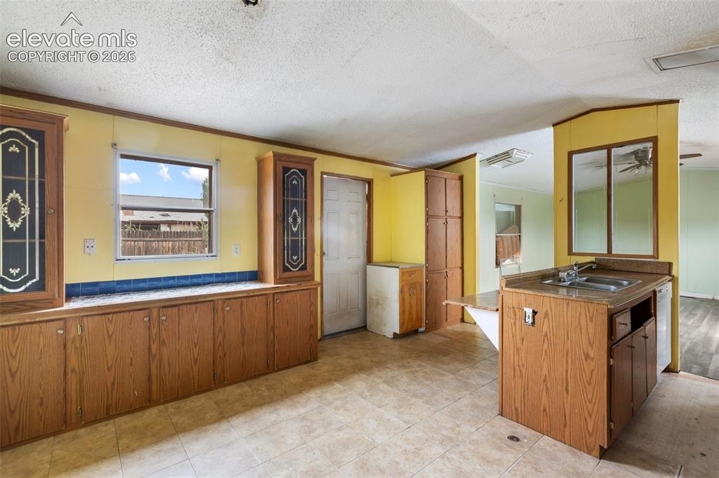 Image 16 of 43: Kitchen