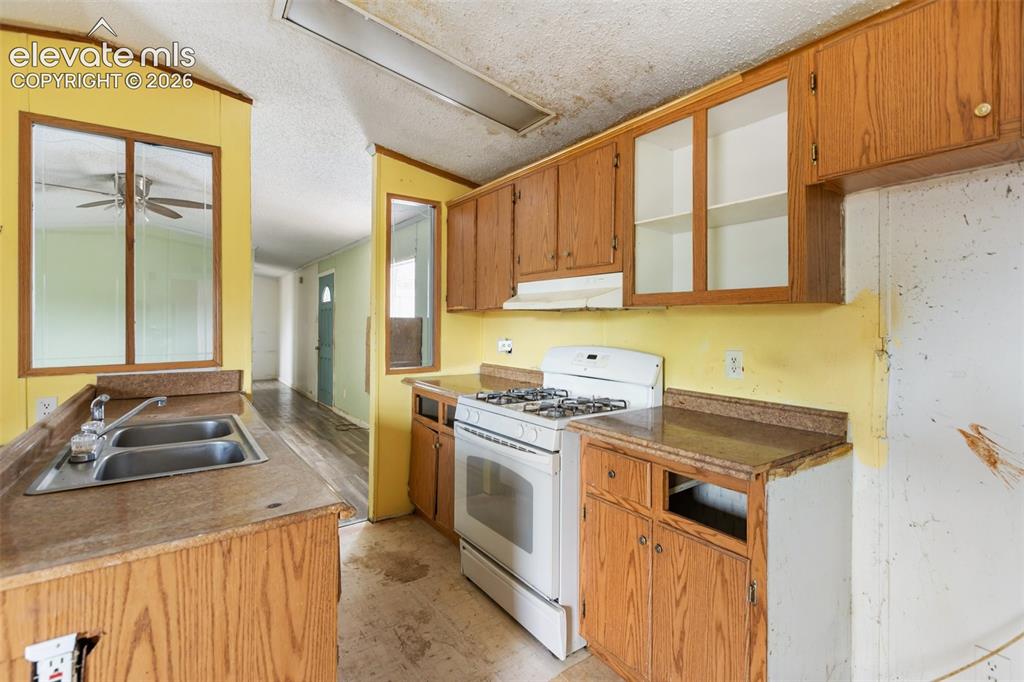 Image 17 of 43: Kitchen
