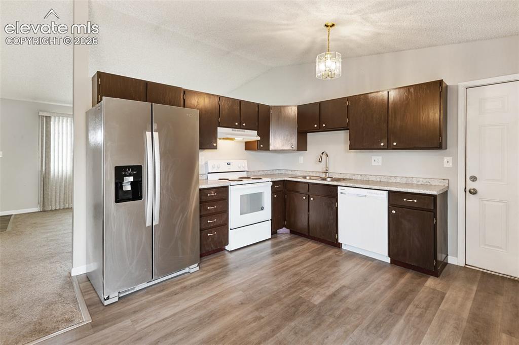 Image 8 of 28: Kitchen