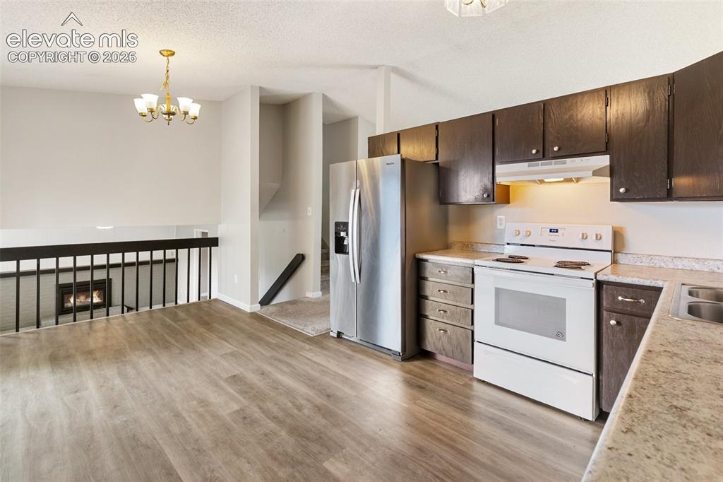 Image 9 of 28: Kitchen
