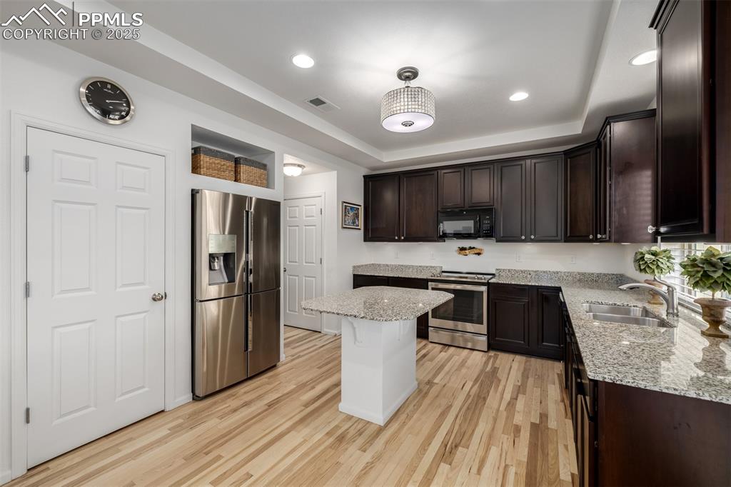 Image 10 of 35: Kitchen