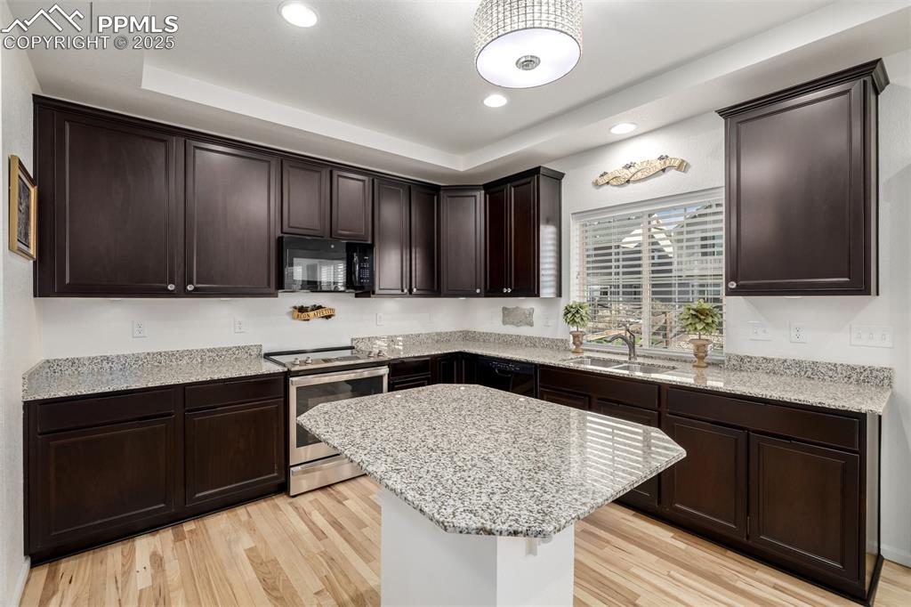 Image 11 of 35: Kitchen