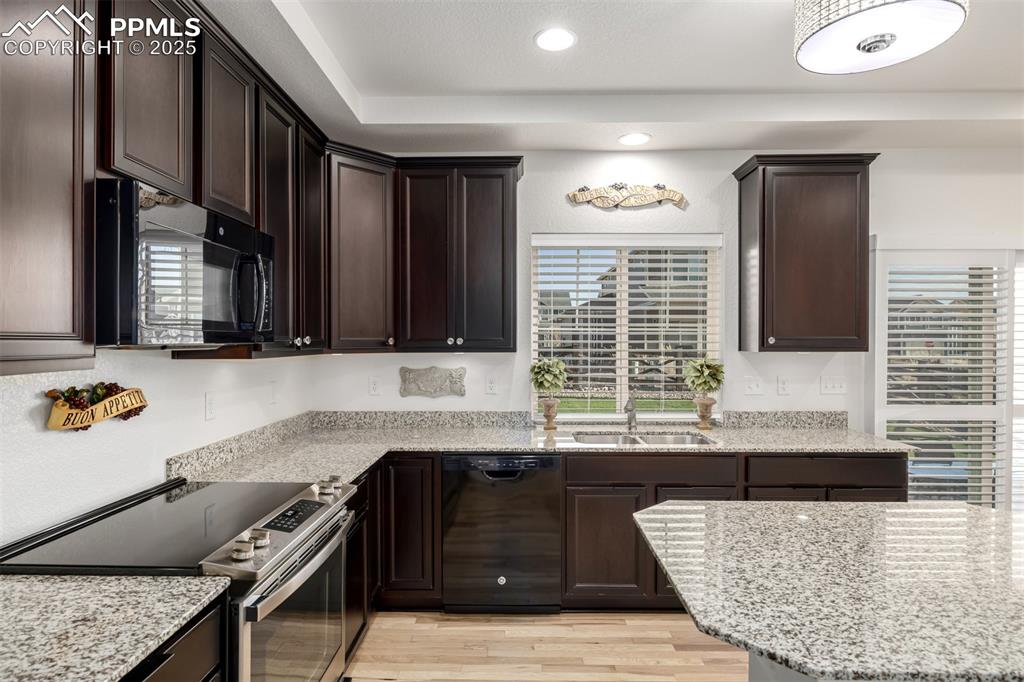 Image 12 of 35: Kitchen