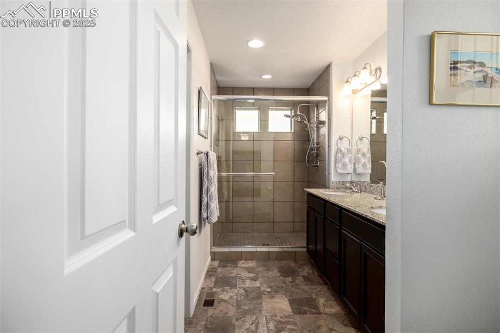 Image 18 of 35: Bathroom