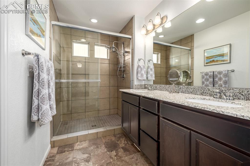 Image 19 of 35: Bathroom