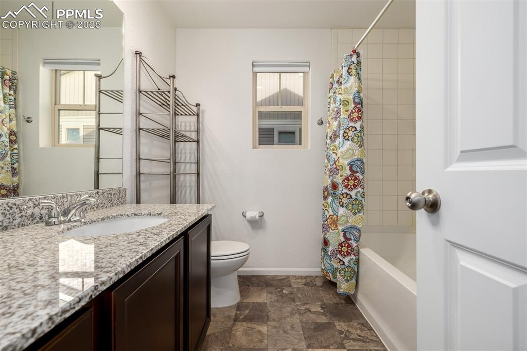 Image 22 of 35: Bathroom