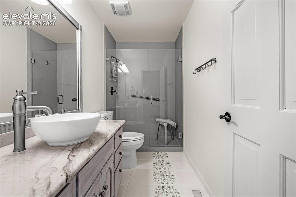 Image 26 of 43: En suite bath for Bedroom #2