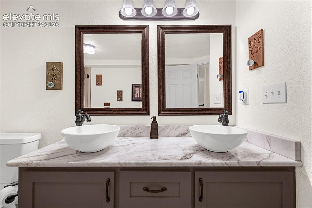 Image 31 of 43: Basement bath