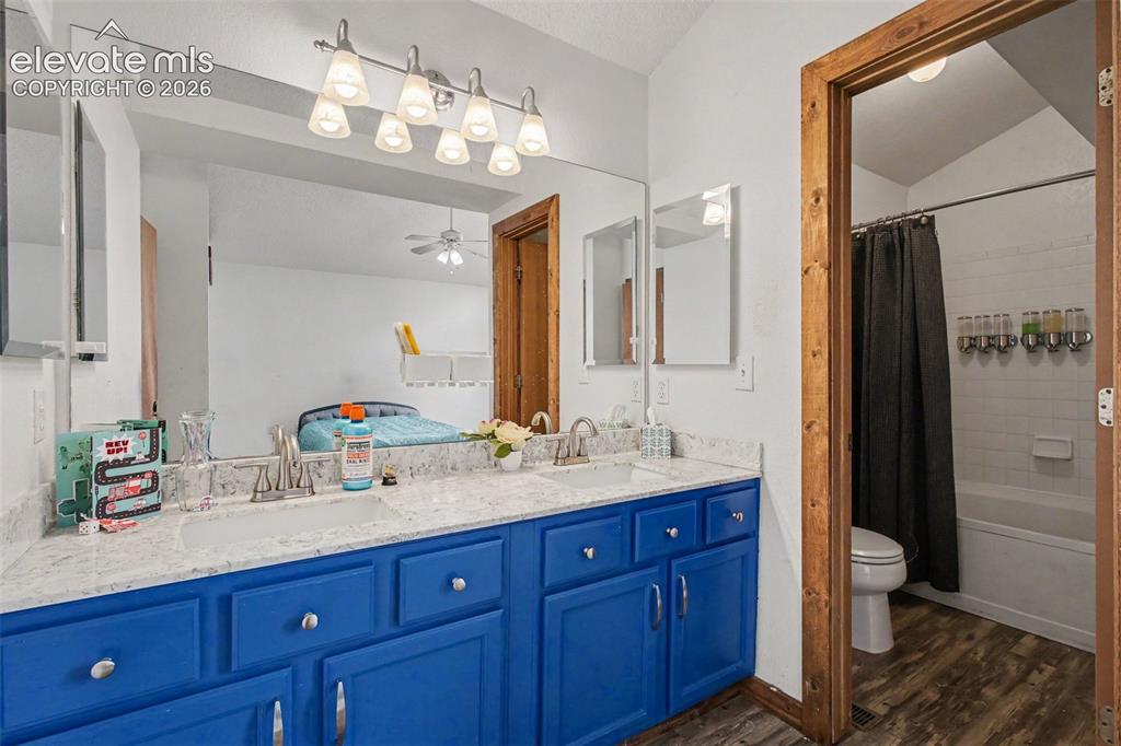 Image 12 of 20: Primary 5-piece Bathroom