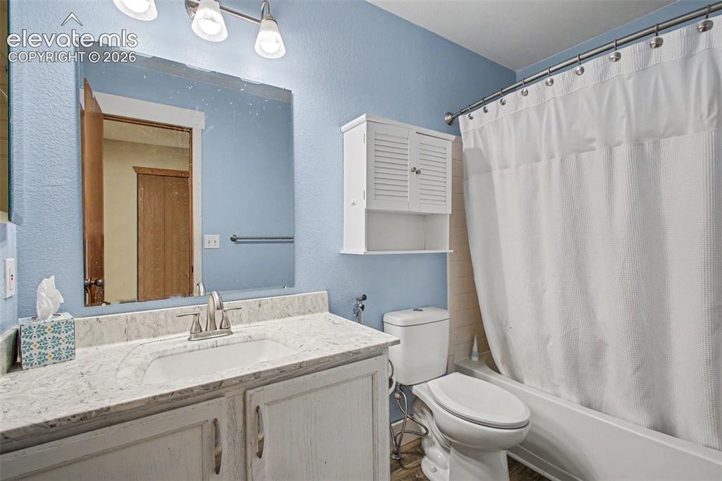 Image 16 of 20: Upstairs Bathroom