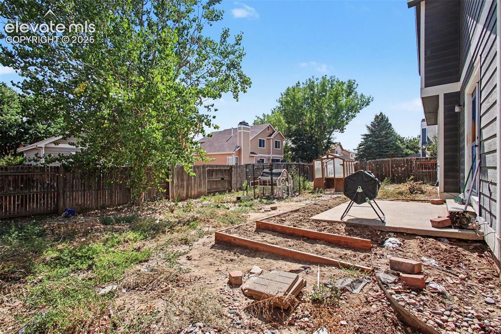 Image 19 of 20: Yard