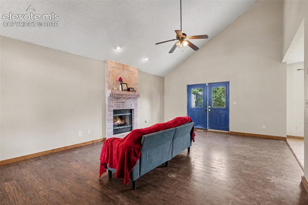 Image 3 of 20: Living Room