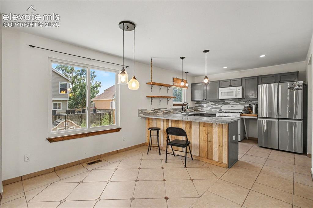 Image 5 of 20: Kitchen