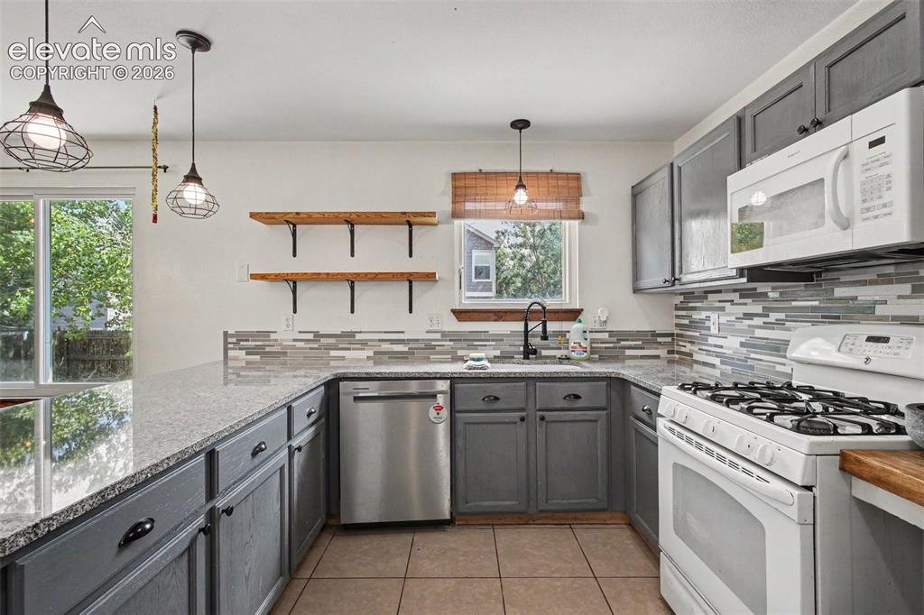 Image 7 of 20: Kitchen