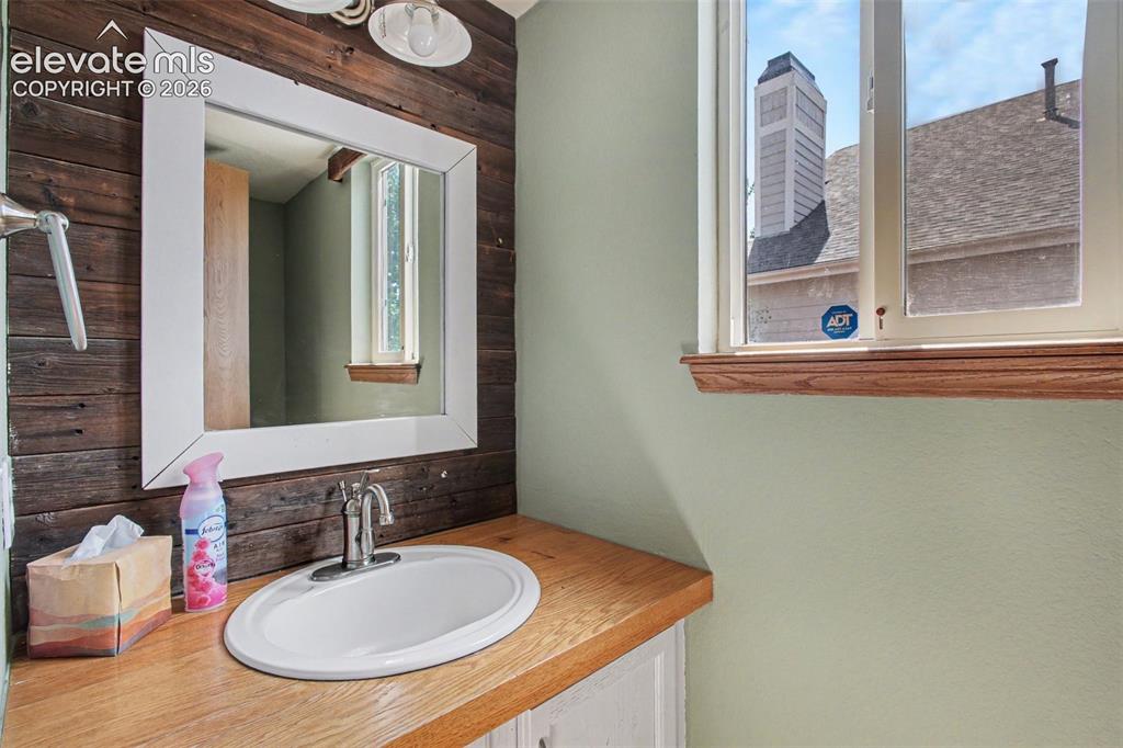 Image 9 of 20: Powder Room