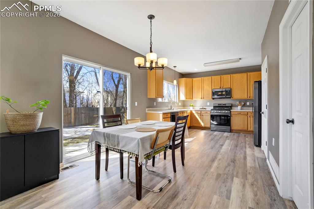 Image 13 of 43: Dining Area