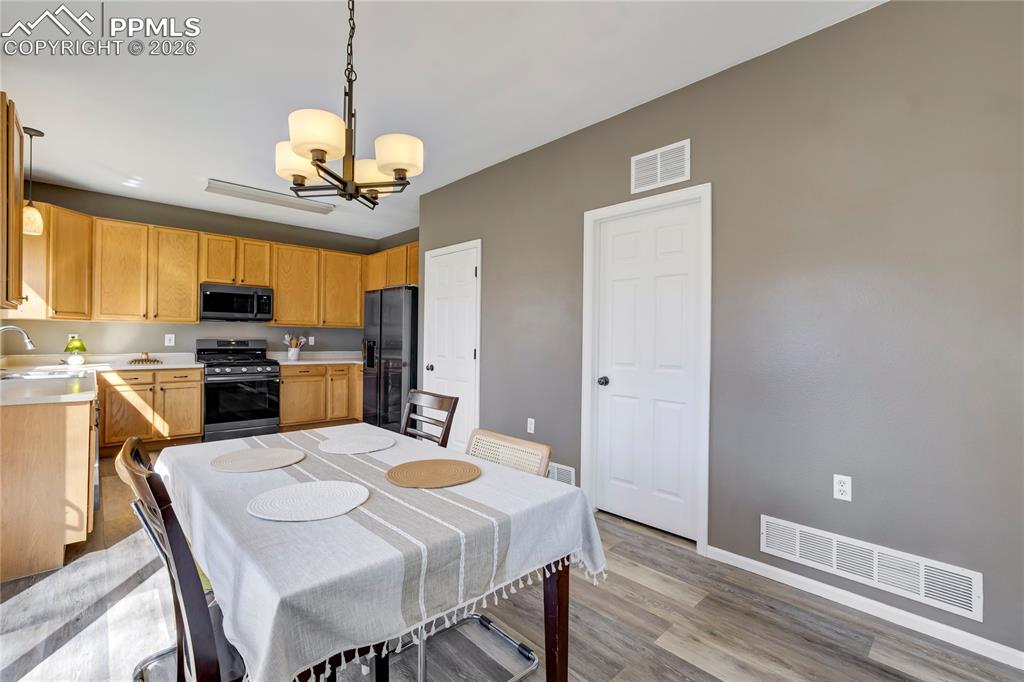 Image 14 of 43: Dining Area