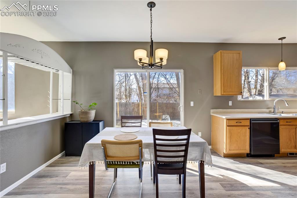 Image 18 of 43: Dining Area