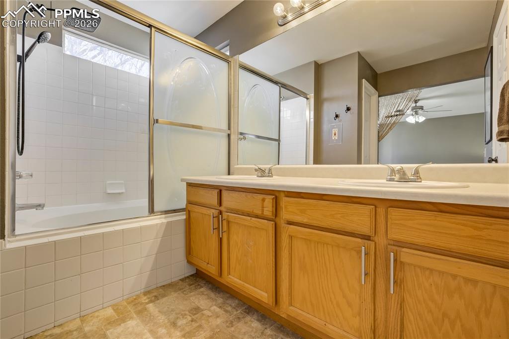 Image 25 of 43: Bathroom