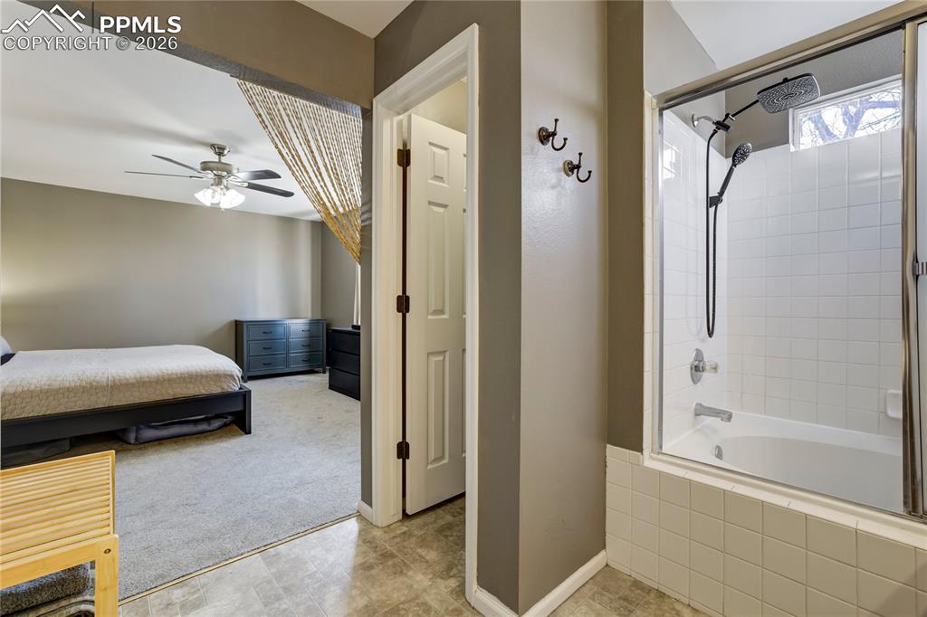 Image 26 of 43: Bathroom