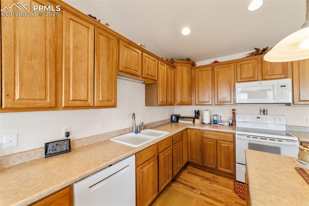 Image 10 of 50: Kitchen