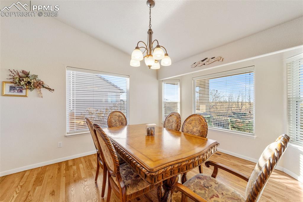 Image 11 of 50: Dining Area