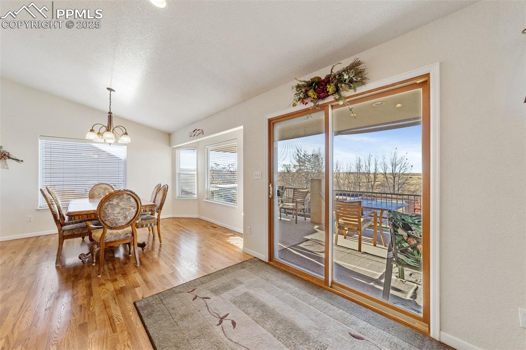 Image 15 of 50: Dining Area